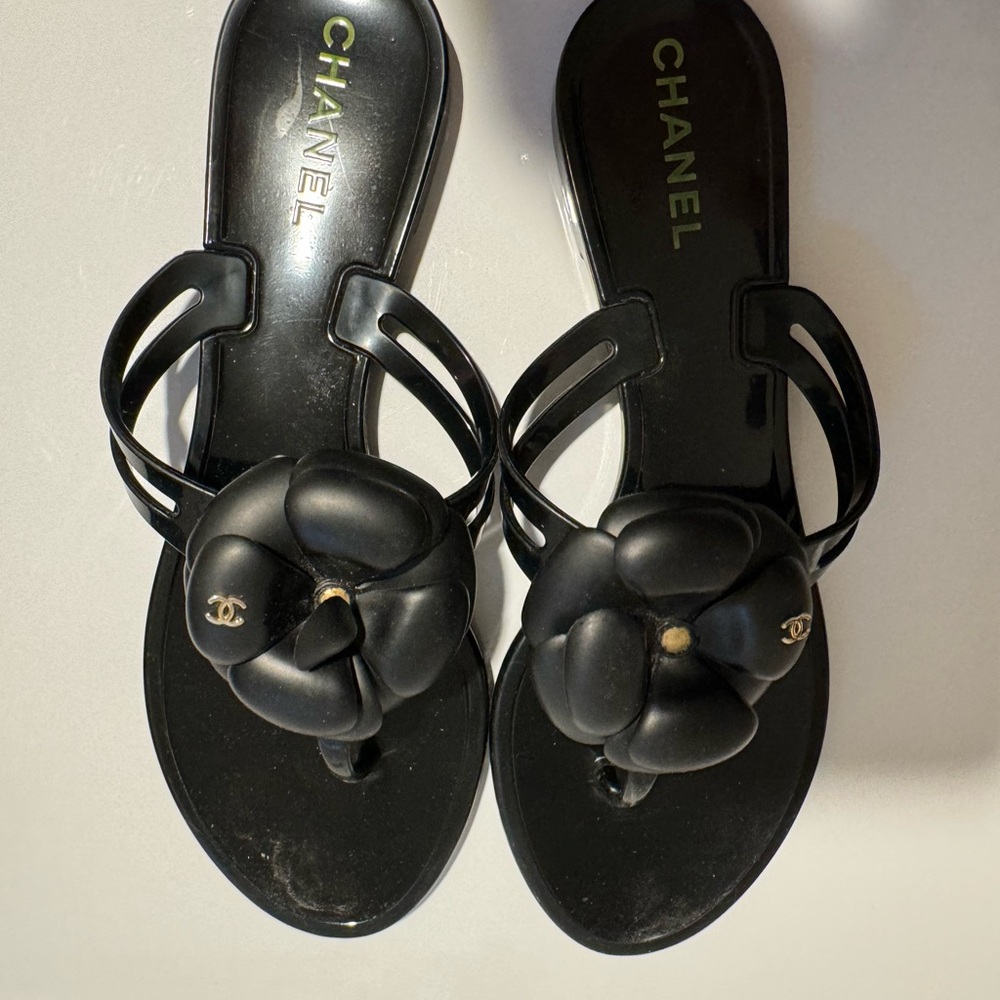 worn and pedals is falling apart. The box is included with the purchase.size 40